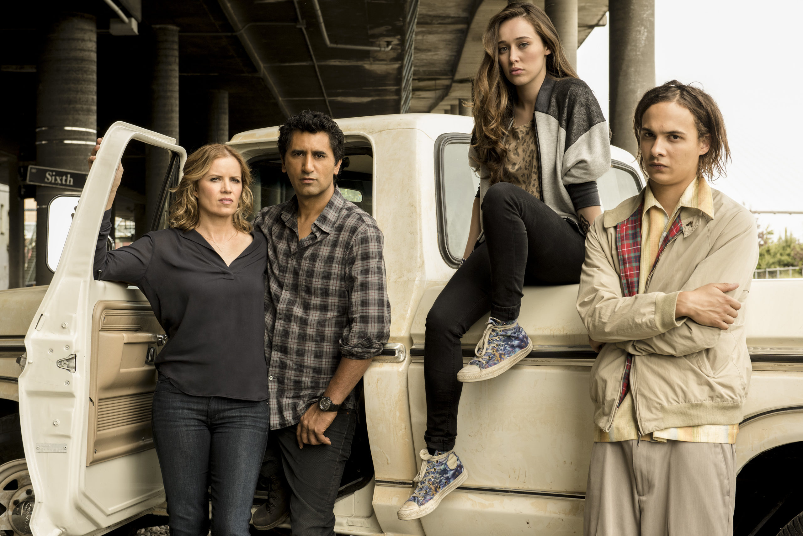 Kim Dickens as Madison, Cliff Curtis as Travis, Alycia Debnam Carey as Alicia and Frank Dillane as Nick - Fear The Walking Dead - Season 1