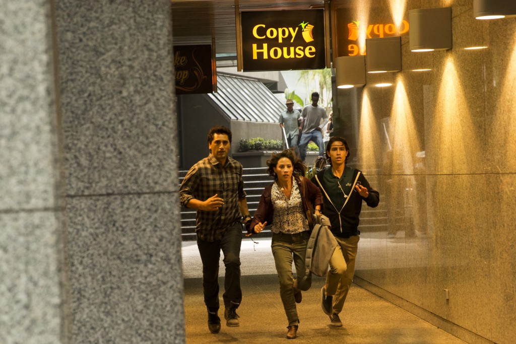 Cliff Curtis as Travis, Elizabeth Rodriguez as Liza, and Lorenzo James Henrie as Chris - Fear The Walking Dead - Season 1, Episode 2