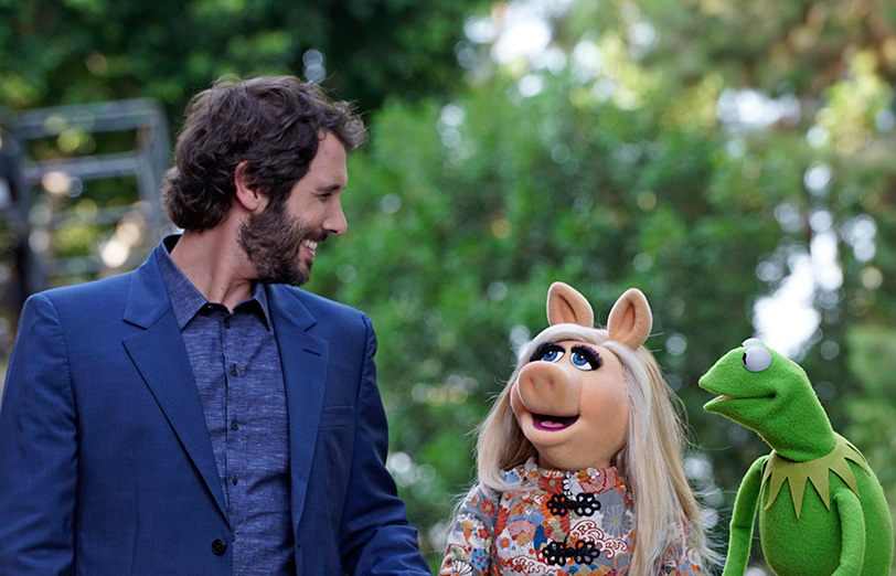 THE MUPPETS - "Hostile Makeover" - In an attempt to make Miss Piggy happy, Kermit sets her up with Josh Groban who fills her head with ideas on how to make Up Late with Miss Piggy better. Meanwhile, Fozzie is invited to a party at Jay Leno's house and everyone is annoyed that Bobo is selling cookies for his daughter's troop, on "The Muppets" TUESDAY SEPTEMBER 29 (8:00-8:30 p.m., ET) on the ABC Television Network. (ABC/Eric McCandless) JOSH GROBAN, MISS PIGGY, KERMIT THE FROG