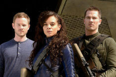 Killjoys - Season 1 - Aaron Ashmore as John, Hannah John-Kamen as Dutch, Luke Macfarlane as D'Avin