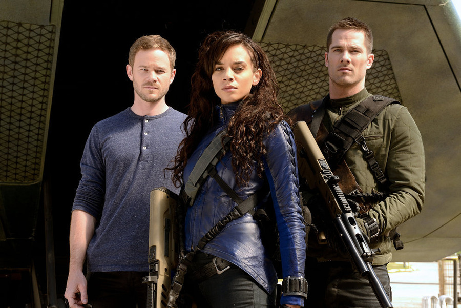 Killjoys - Season 1 - Aaron Ashmore as John, Hannah John-Kamen as Dutch, Luke Macfarlane as D'Avin