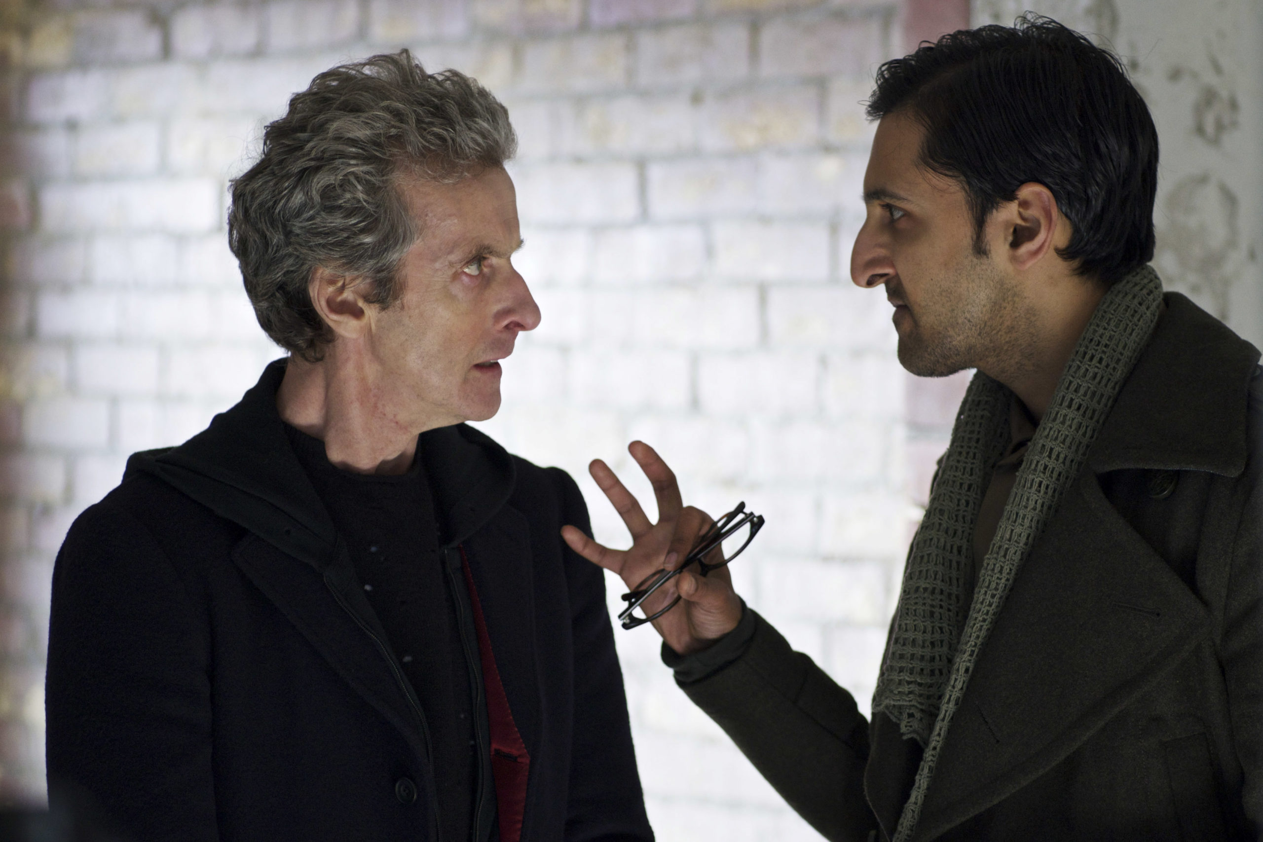 Peter Capaldi and Arsher Ali - Doctor Who - Season 9, Episode 4