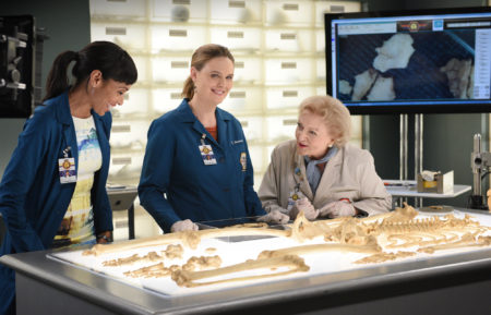 Bones - Tamara Taylor, Emily Deschanel and guest star Betty White