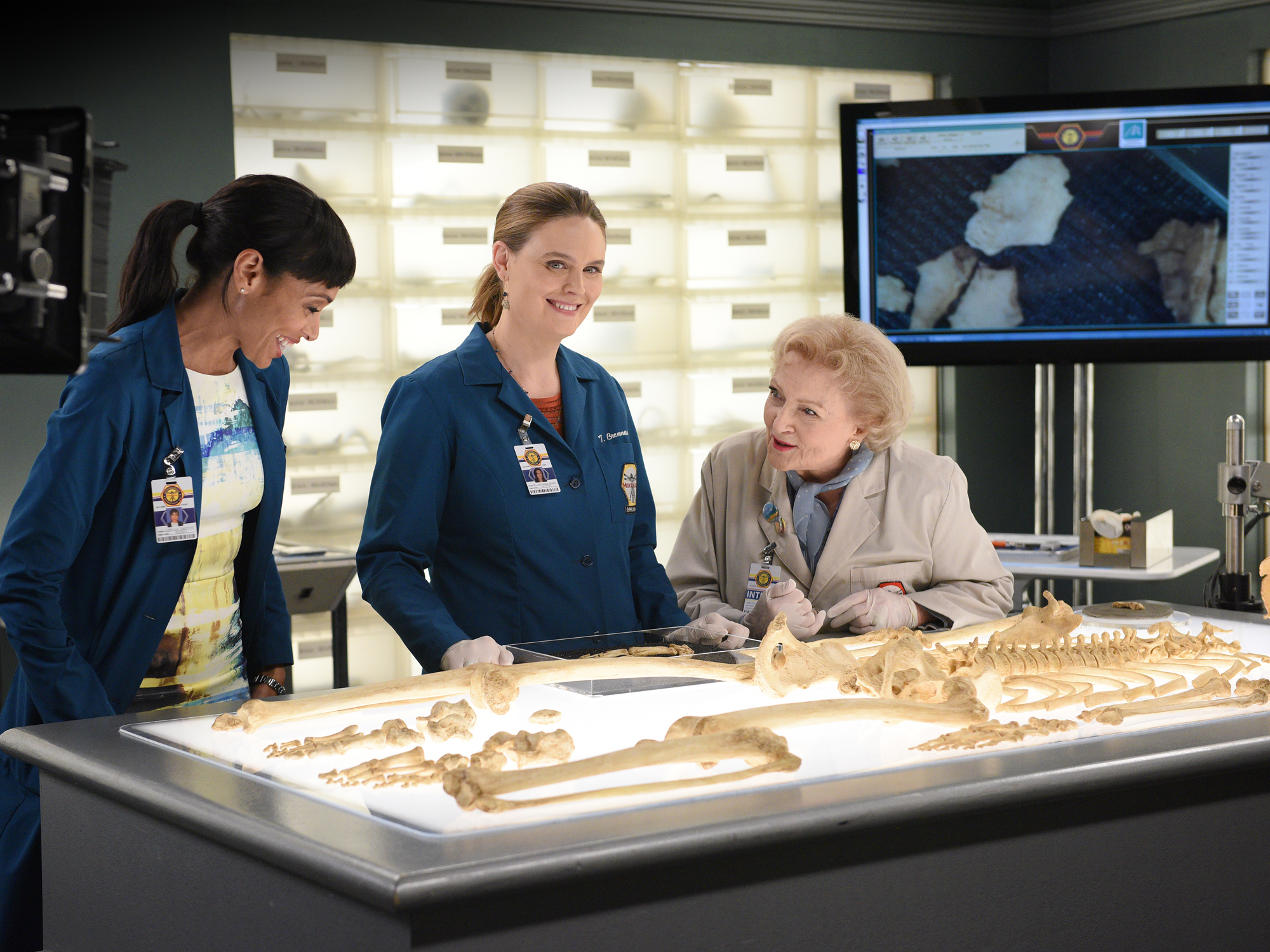 Bones - Tamara Taylor, Emily Deschanel and guest star Betty White