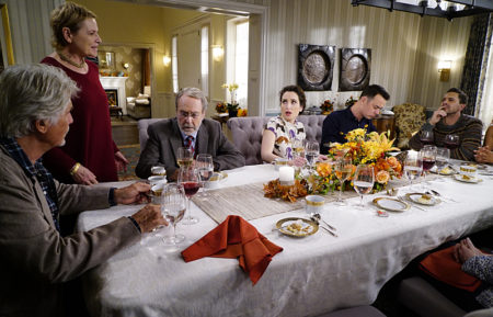 Thanksgiving - Dinner - Life in Pieces