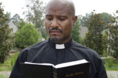 Seth Gilliam as Father Gabriel reading the bible in The Walking Dead - Season 6, Episode 7