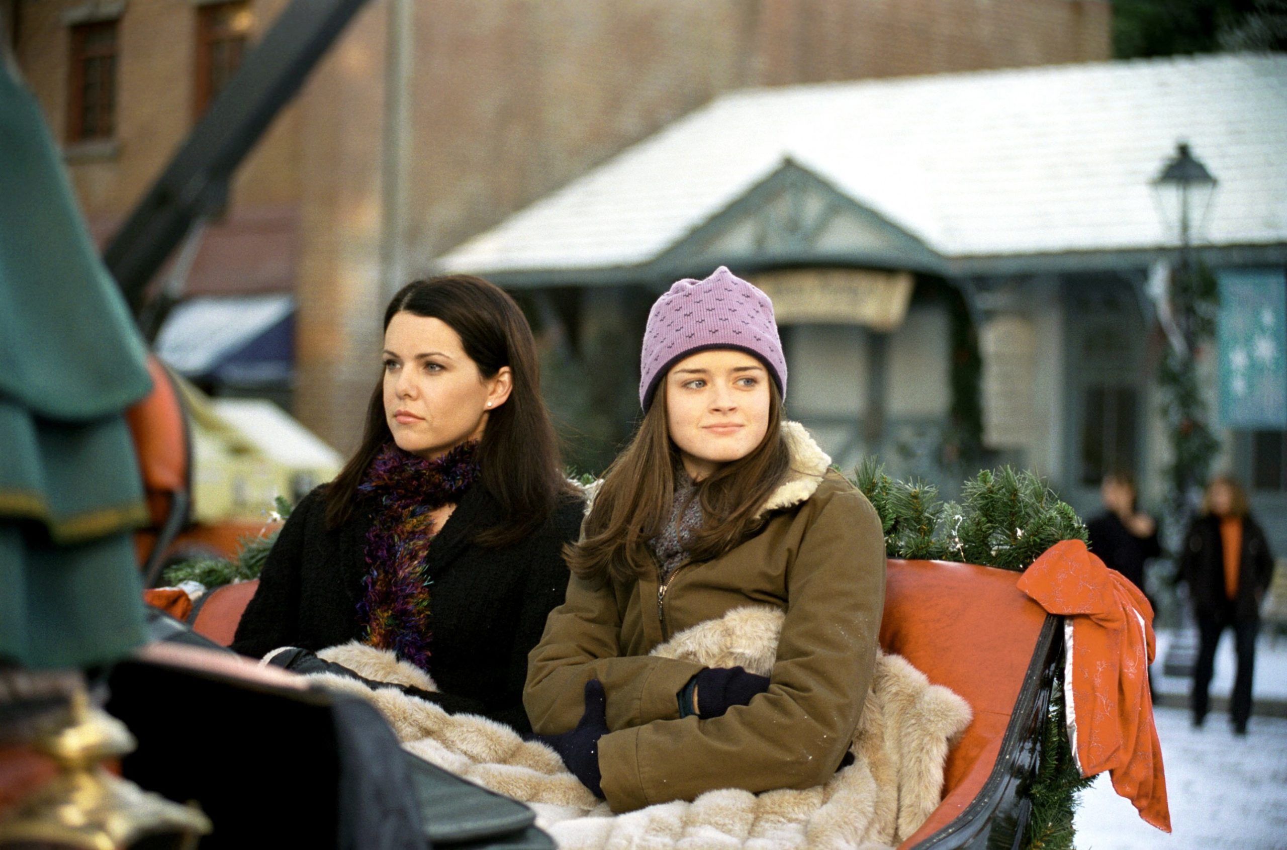 GILMORE GIRLS, Lauren Graham, Alexis Bledel, 'The Bracebridge Dinner', (Season 2), 2000-2007, photo: