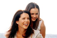 Lauren Graham and Alexis Bledel in Gilmore Girls