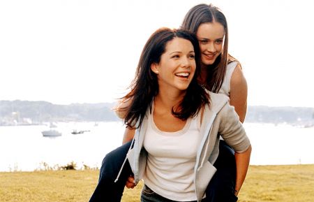 Lauren Graham and Alexis Bledel in Gilmore Girls