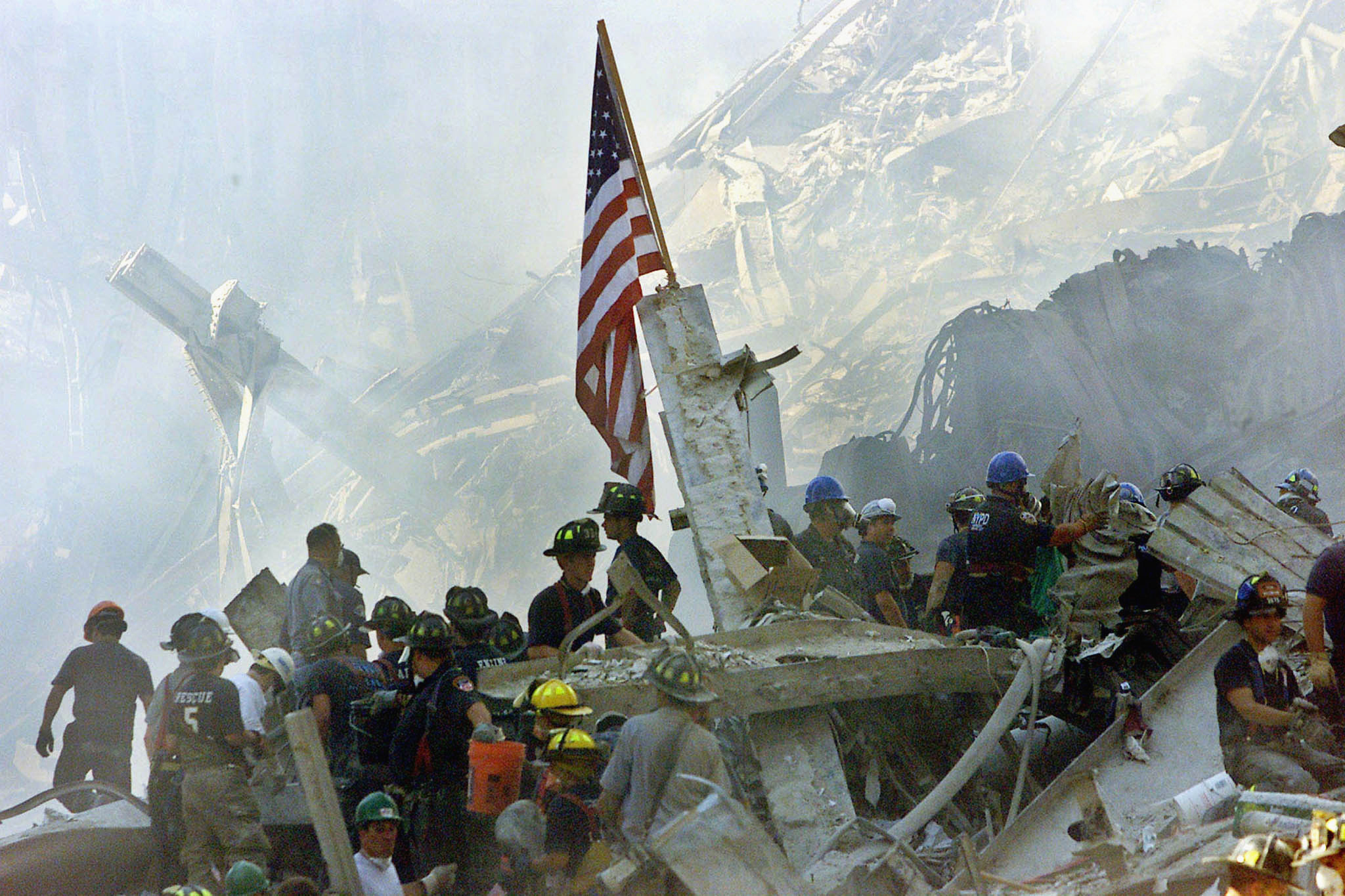 NatGeo - US FLAG STANDS AMIDST WORLD TRADE RUBBLE