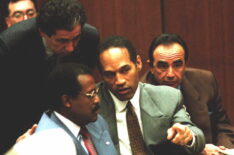 O.J. Simpson (C) confers with attorneys Johnnie Cochran (L) and Robert Shapiro (R) during 24 January hearing in Simpson's murder trial in Los Angeles
