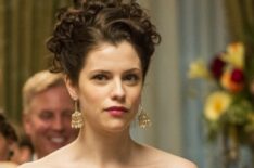 Jessica De Gouw as Elizabeth Hawkes in Underground - Season 1, Episode 3