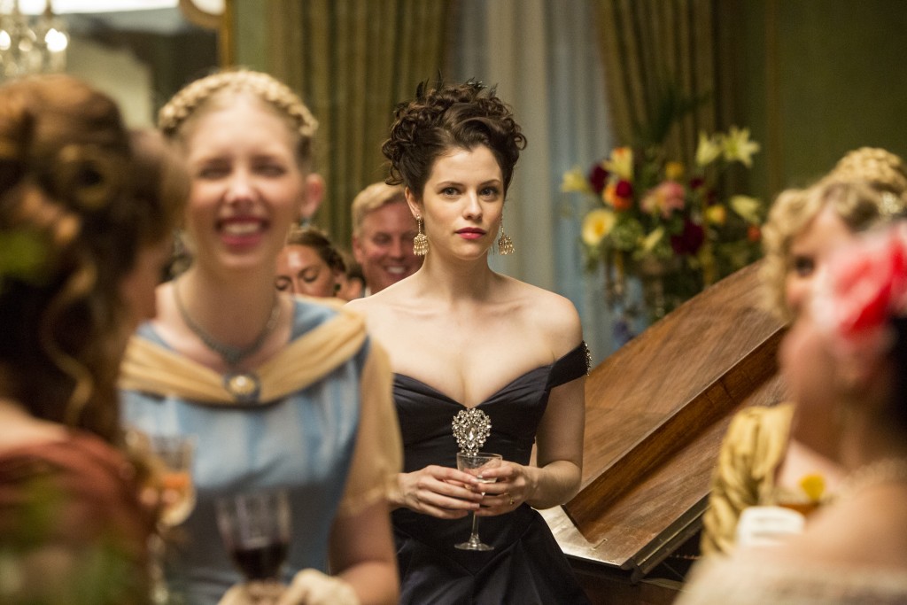 Jessica De Gouw as Elizabeth Hawkes in Underground - Season 1, Episode 3