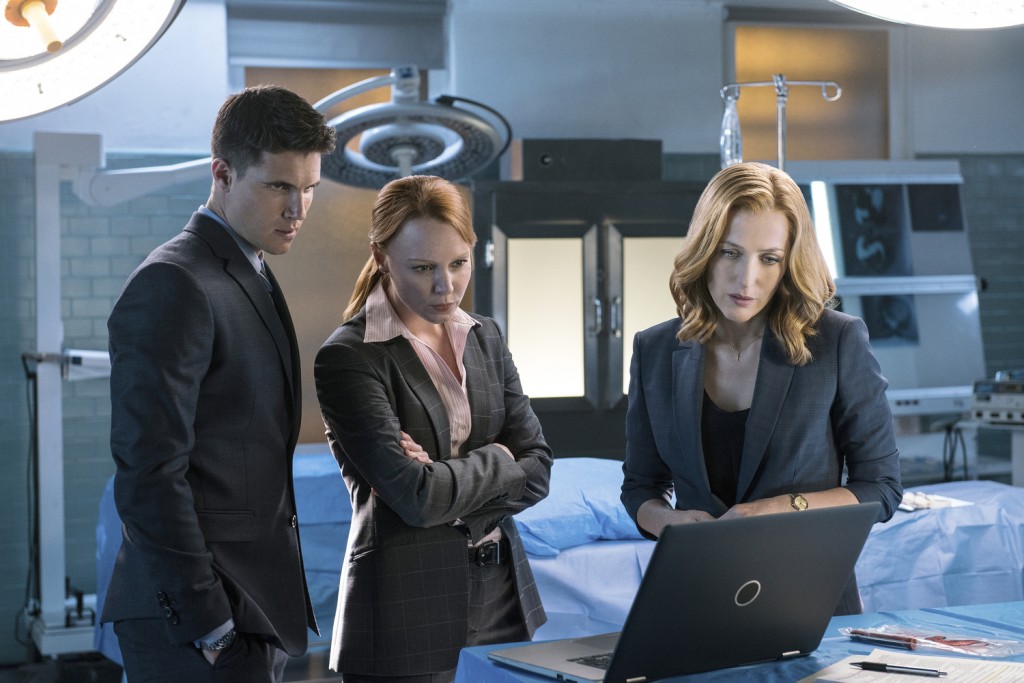 Robbie Amell, Lauren Ambrose and Gillian Anderson