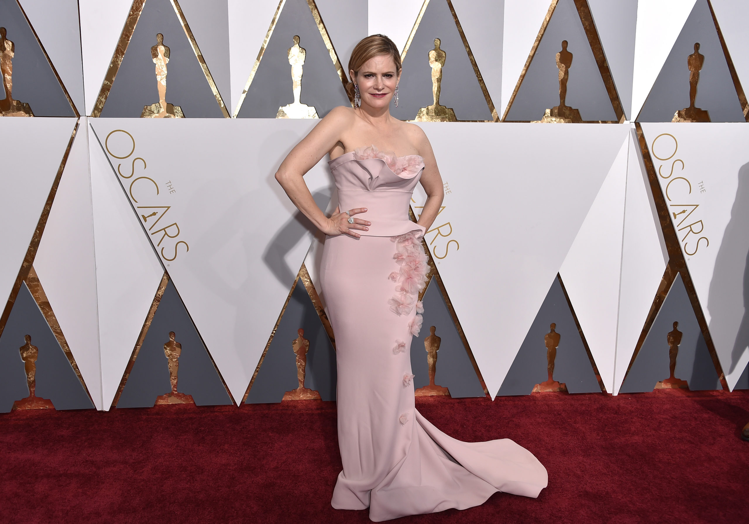 Jennifer Jason Leigh attends the 88th Annual Academy Awards