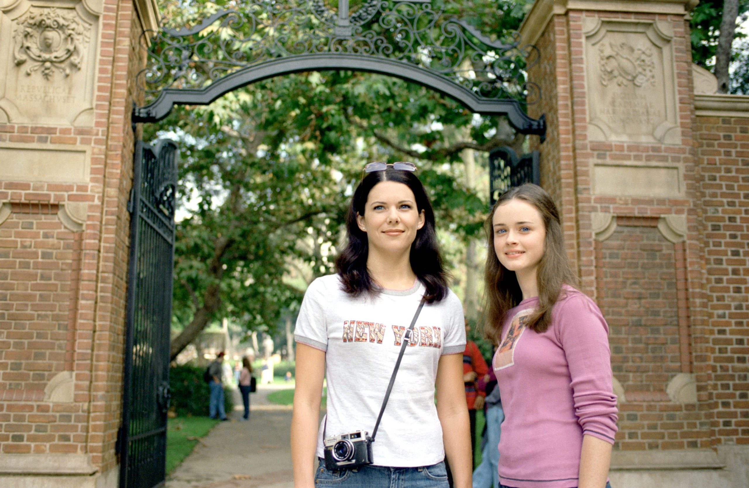 Lauren Graham, Alexis Bledel - 'The Road Trip To Havard' - Season 2 of Gilmore Girls