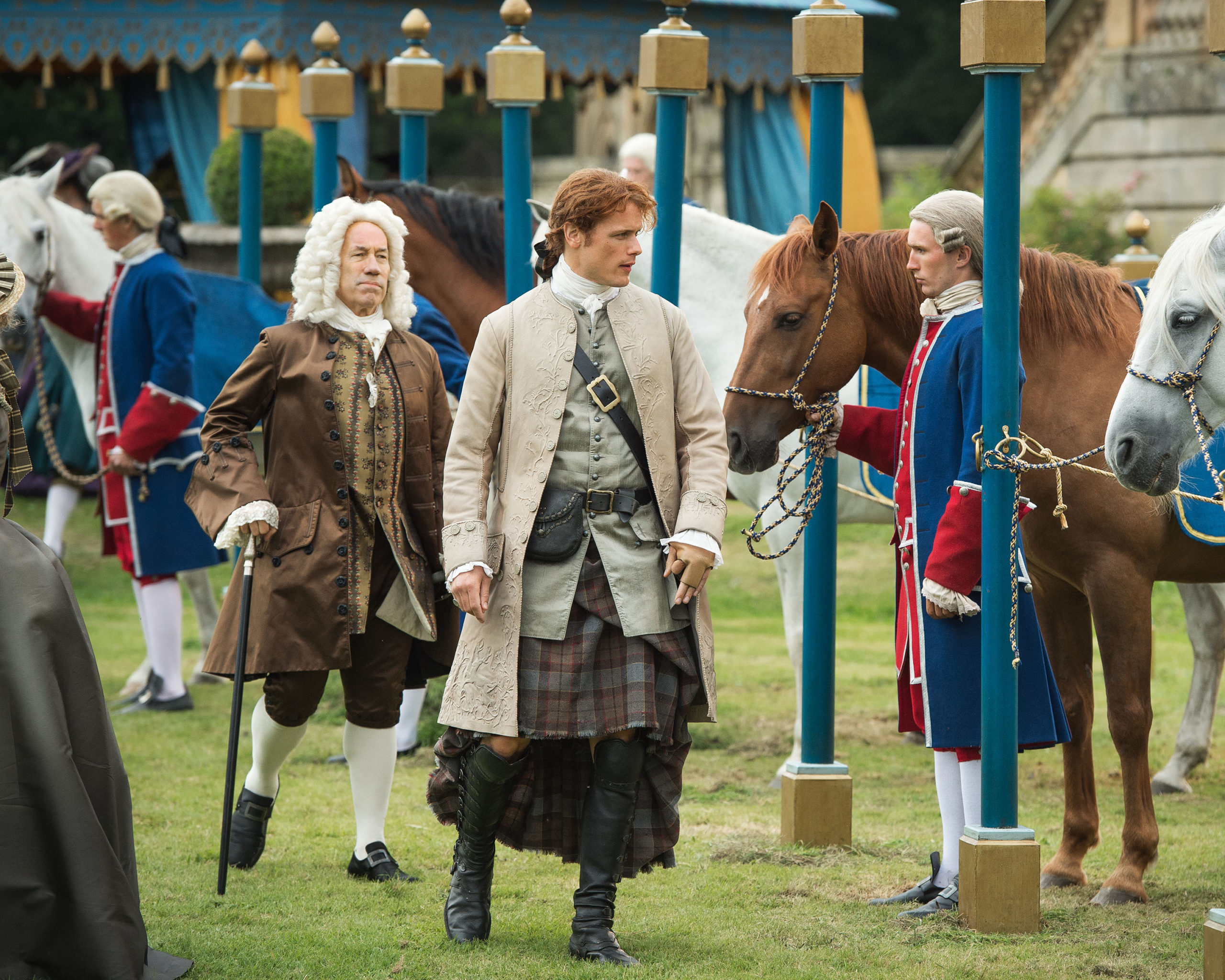Simon Callow as The Duke of Sandringham and Sam Heughan as Jamie Fraser in Outlander - Season 2