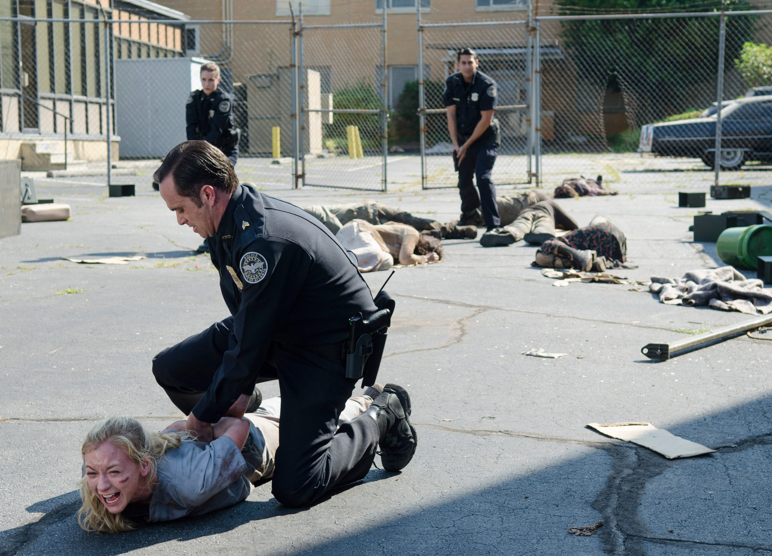 Emily Kinney as Beth Greene and Cullen Moss as Officer Gorman in The Walking Dead - Season 5, Episode 4