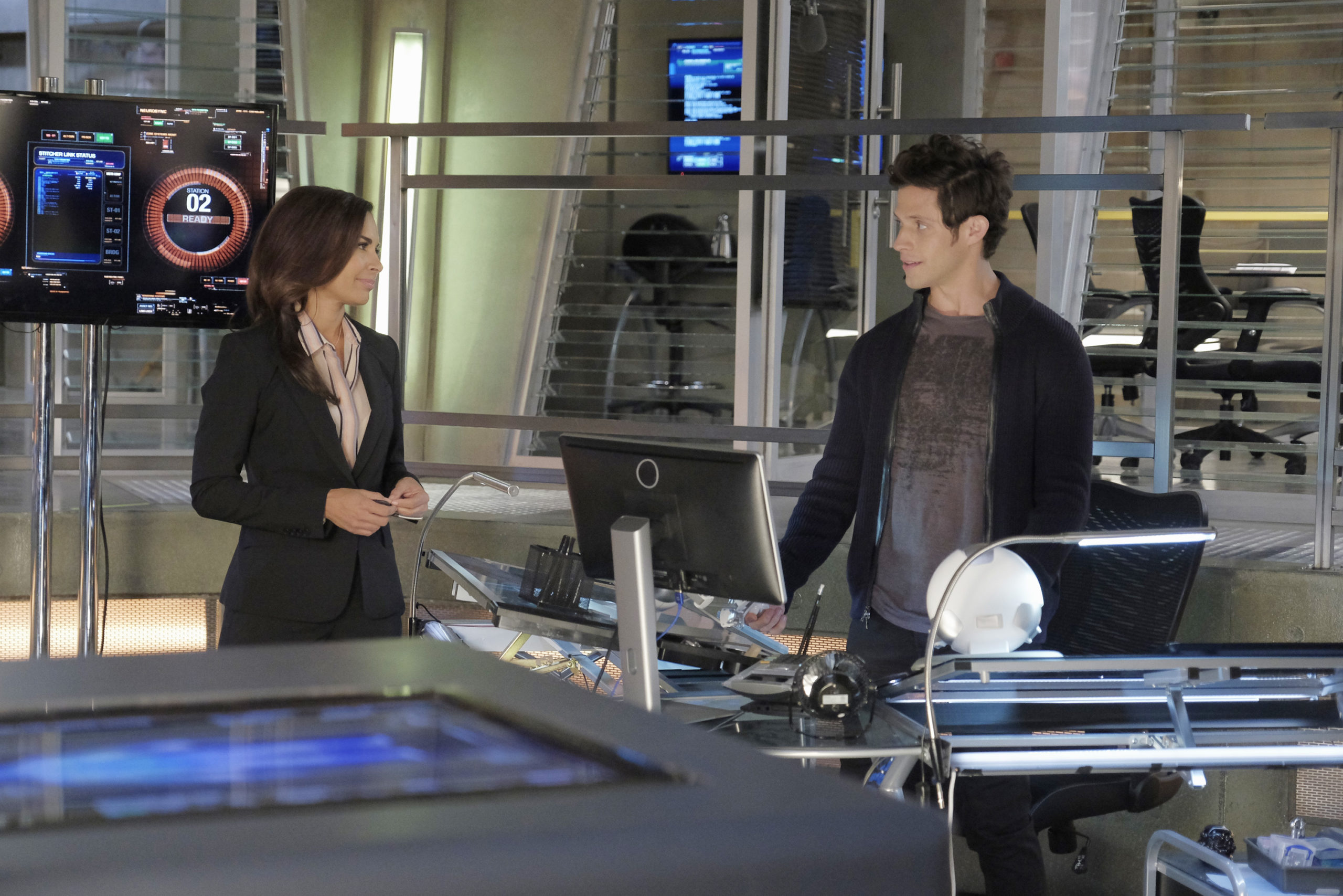 Salli Richardson-Whitfield and Kyle Harris in Stitchers
