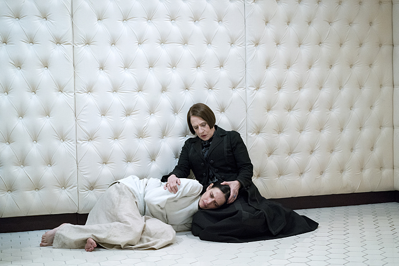 Eva Green as Vanessa Ives and Patti LuPone as Dr. Seaward in Penny Dreadful (season 3, episode 3).
