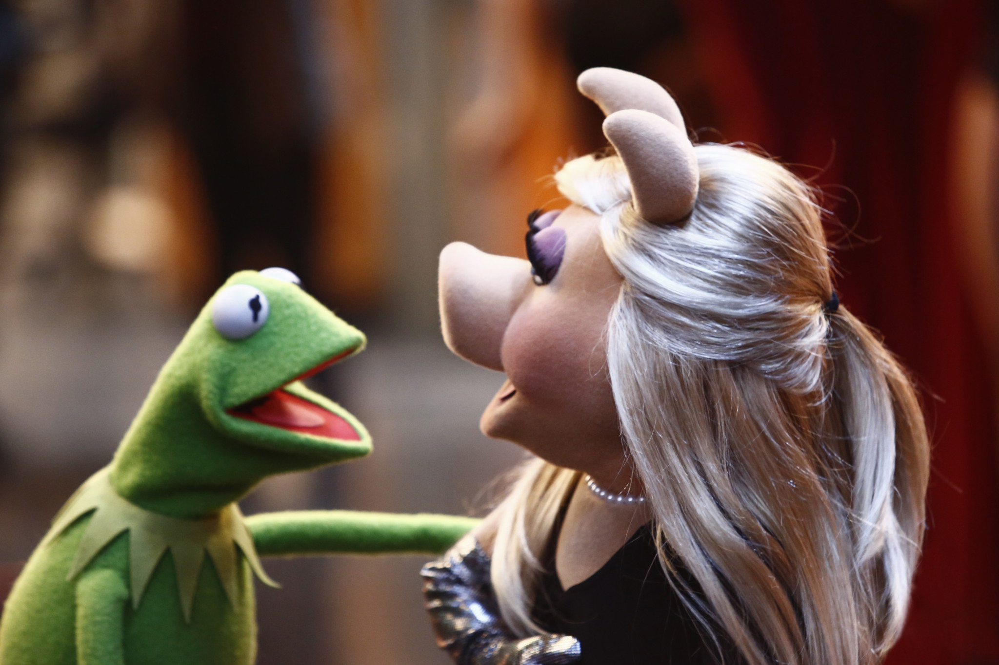 Kermit and Miss Piggy say goodbye. 