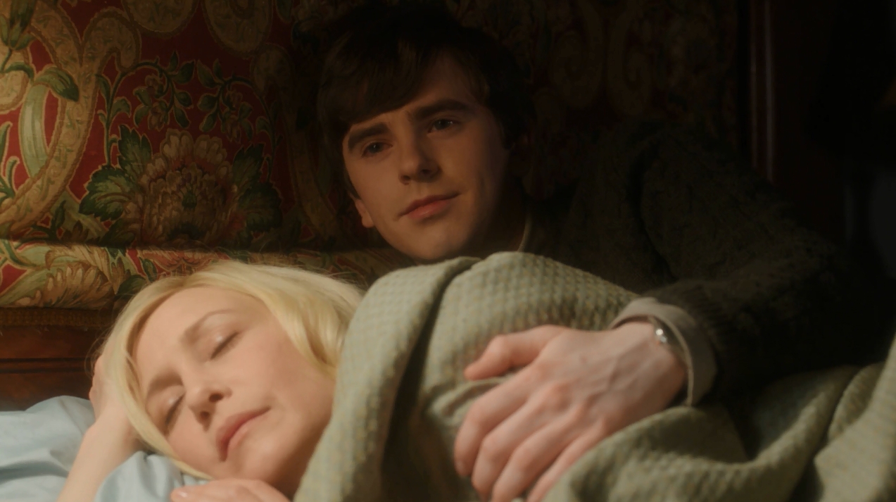 Vera Farmiga and Freddie Highmore in Bates Motel