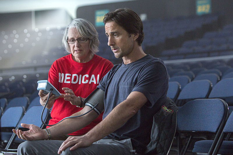 Being the head roadie stresses Bill (Luke Wilson) out.