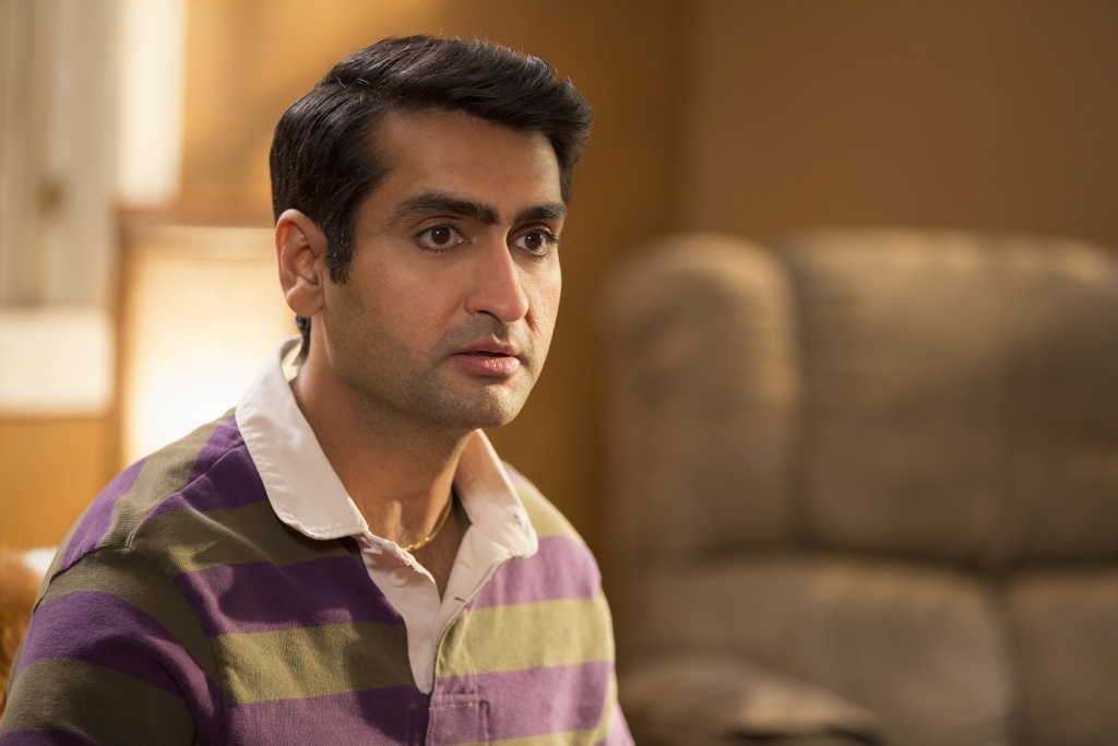 Kumail Nanjiani displays Dinesh's fashion "don't": a gold chain.