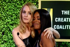 Wendi McLendon-Covey and award recipient Niecy Nash at the 2016 Television Industry Advocacy Awards