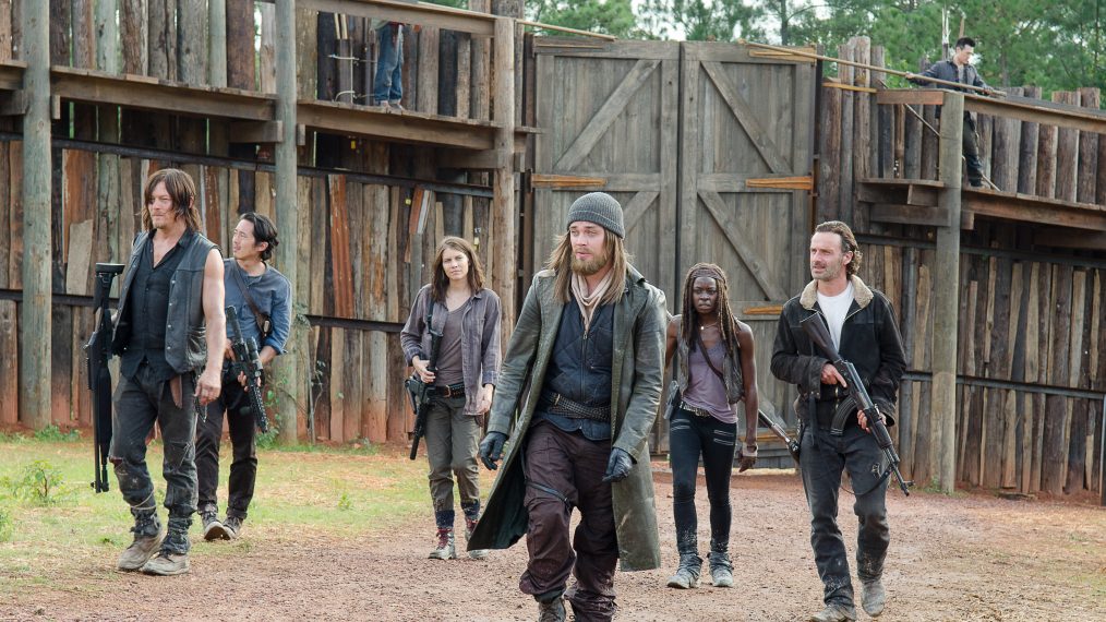 The Hilltop Community - Steven Yeun as Glenn Rhee, Danai Gurira as Michonne, Michael Cudlitz as Abraham, Andrew Lincoln as Rick Grimes, Lauren Cohan as Maggie Greene, Norman Reedus as Daryl Dixon, and Tom Payne as Jesus - The Walking Dead _ Season 6, Episode 11