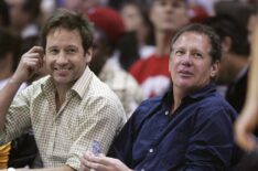 David Duchovny and Garry Shandling take in a Suns-Clippers playoff game in 2006.