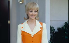 Shelley Long as Florence Henderson in the 1995 movie The Brady Bunch