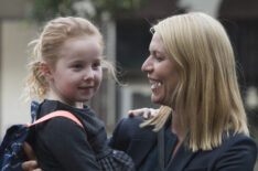 Claire and McKenna Keane as Franny and Claire Danes as Carrie Mathison in Homeland - Season 6, Episode 4