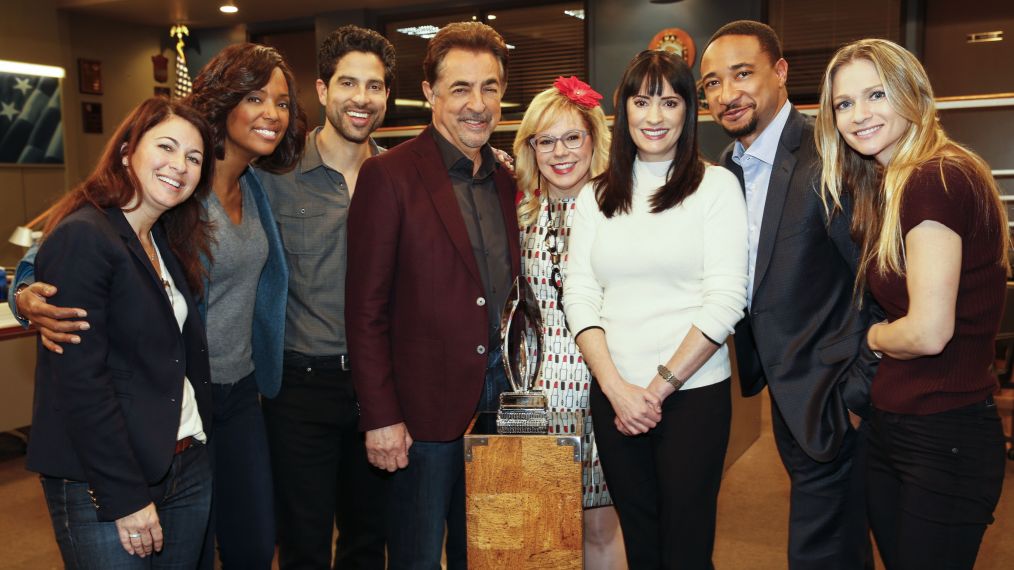 Erica Messer, Aisha Tyler, Adam Rodriguez, Joe Mantegna, Kirsten Vangsness, Paget Brewster, Damon Gupton, A.J. Cook of Criminal Minds with their People Choice Award