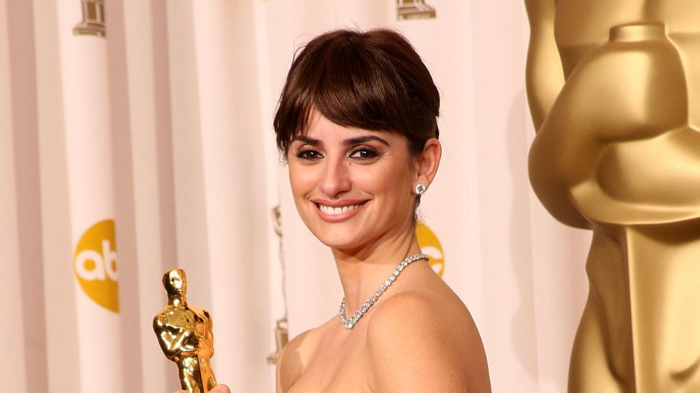 Penelope Cruz poses in the press room with her Best Supporting Actress award for 'Vicky Cristina Barcelona' at the 81st Annual Academy Awards held at Kodak Theatre on February 22, 2009 in Los Angeles