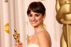 Penelope Cruz poses in the press room with her Best Supporting Actress award for 'Vicky Cristina Barcelona' at the 81st Annual Academy Awards held at Kodak Theatre on February 22, 2009 in Los Angeles