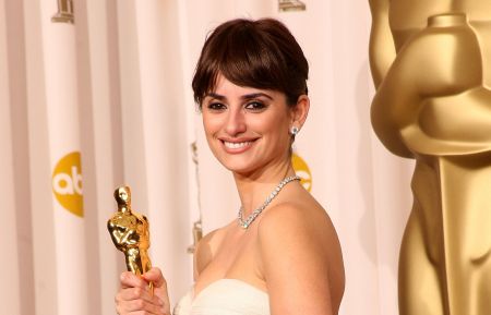 Penelope Cruz poses in the press room with her Best Supporting Actress award for 'Vicky Cristina Barcelona' at the 81st Annual Academy Awards held at Kodak Theatre on February 22, 2009 in Los Angeles