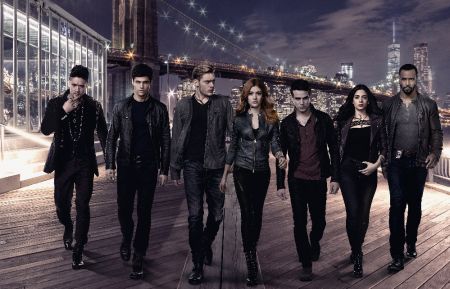 SHADOWHUNTERS- HARRY SHUM JR., MATTHEW DADDARIO, DOMINIC SHERWOOD, KATHERINE MCNAMARA, ALBERTO ROSENDE, EMERAUDE TOUBIA, ISAIAH MUSTAFA