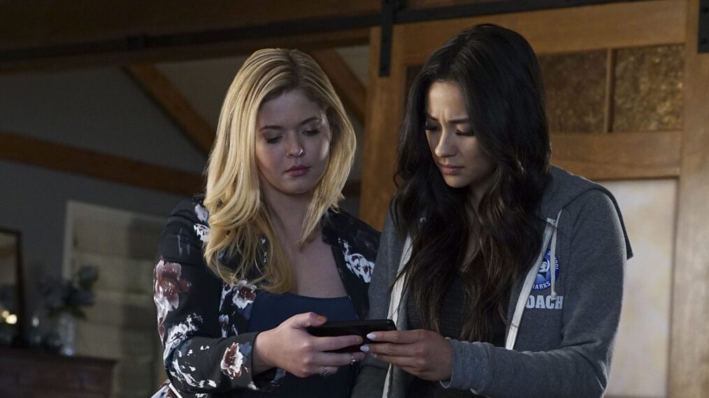 Pretty Little Liars – Sasha Pieterse and Shay Mitchell looking at a phone