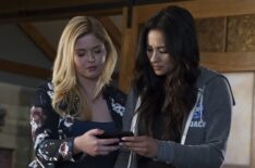 Pretty Little Liars – Sasha Pieterse and Shay Mitchell looking at a phone