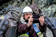 Kevin Smith taking a selfie behind the scenes of Supergirl