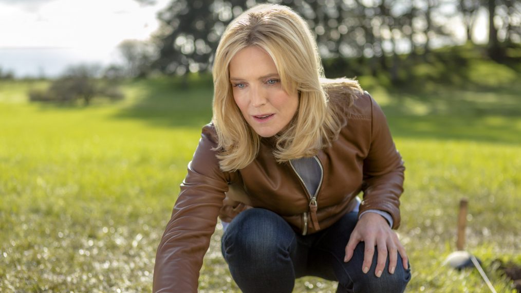 Courtney Thorne-Smith digging to uncover a mystery as archaeologist Emma Fielding in 'Site Unseen: An Emma Fielding Mystery'