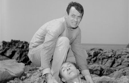 David Janssen and Barry Morse in The Fugitive
