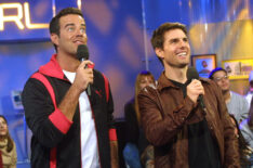 Carson Daly with Tom Cruise on MTV's TRL to promote his movie Vanilla Sky