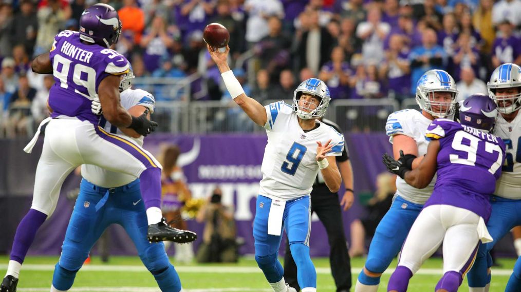 Matthew Stafford #9 of the Detroit Lions passes the ball in the first quarter of the game against the Minnesota Vikings on October 1, 2017