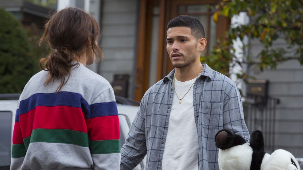Frankie Shaw as Bridgette Bird, Miguel Gomez as Rafi in SMILF - Season 1, Episode 5