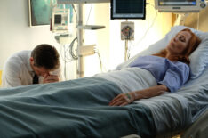 David Duchovny and Gillian Anderson in the hospital in The X-Files
