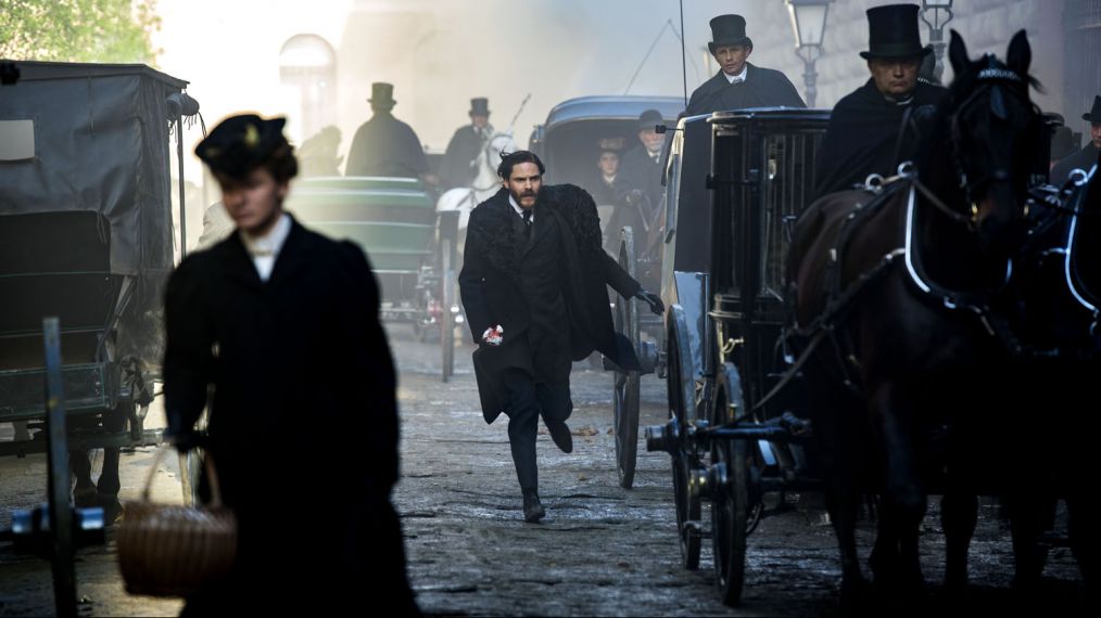 Daniel Brühl running in The Alienist