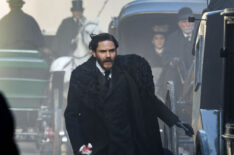 Daniel Brühl running in The Alienist