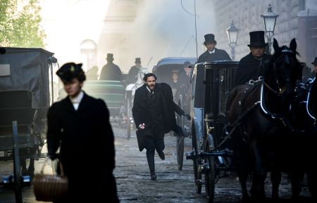 Daniel Brühl running in The Alienist